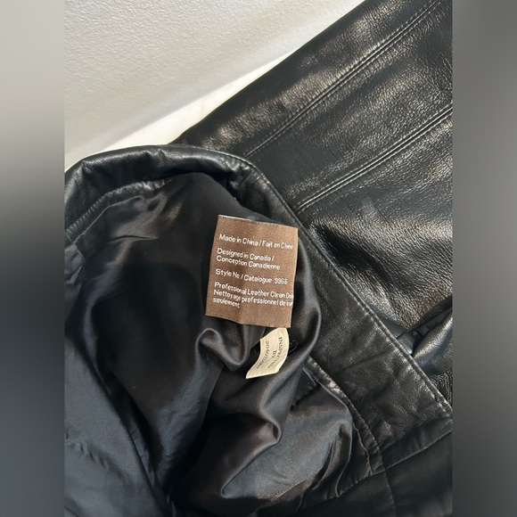 ISO Danier Black Leather Cropped Straight-Leg Pants with Zipper Detail - Size 8 - Picture 13 of 15